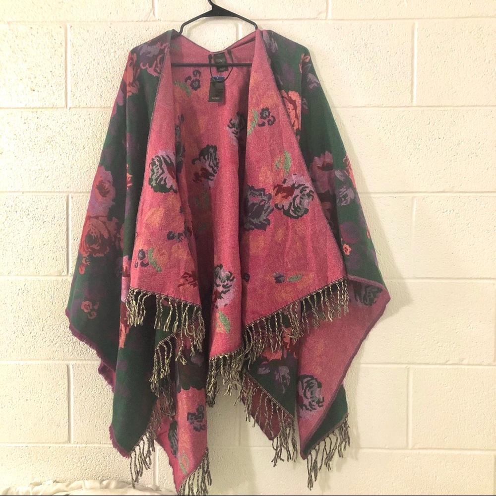 🎄NWT Mixit Floral Wrap with frayed tassel details